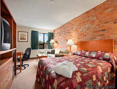 Travelodge By Wyndham Lakeshore Motel 2*