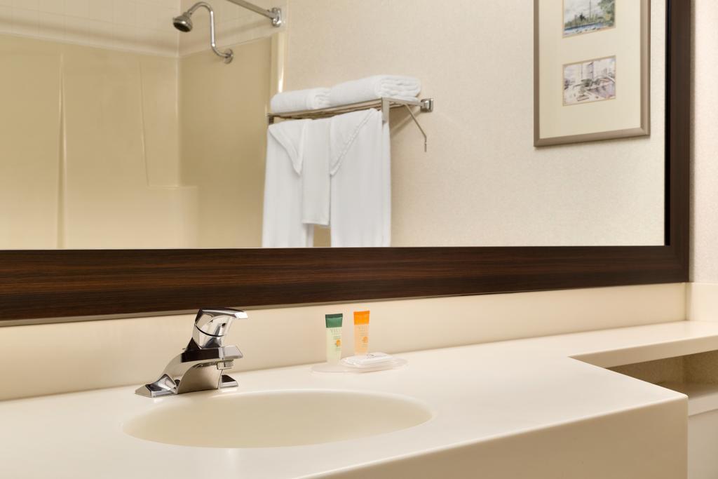 Motel Travelodge By Wyndham Lakeshore 2*