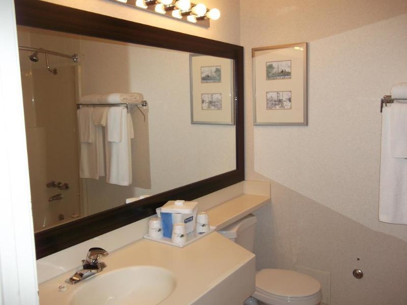 Travelodge By Wyndham Lakeshore Motel