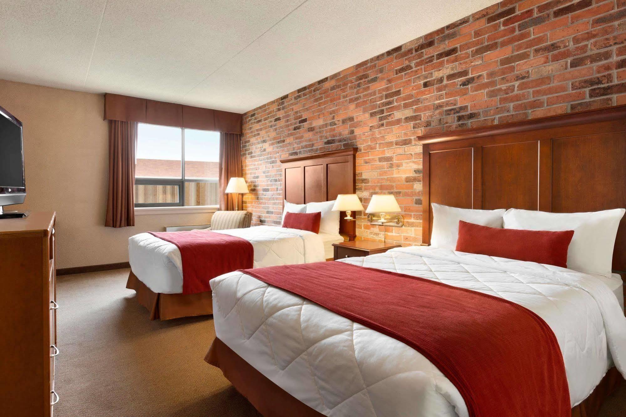 Travelodge By Wyndham Lakeshore Motel North Bay
